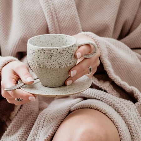 The Oak & Anchor Hotel Port Fairy Luaran gambar A woman holding a cup of coffee