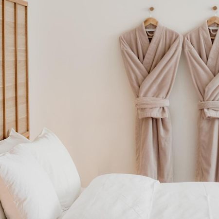 The Oak & Anchor Hotel Port Fairy Luaran gambar Two bathrobes hanging on a wall