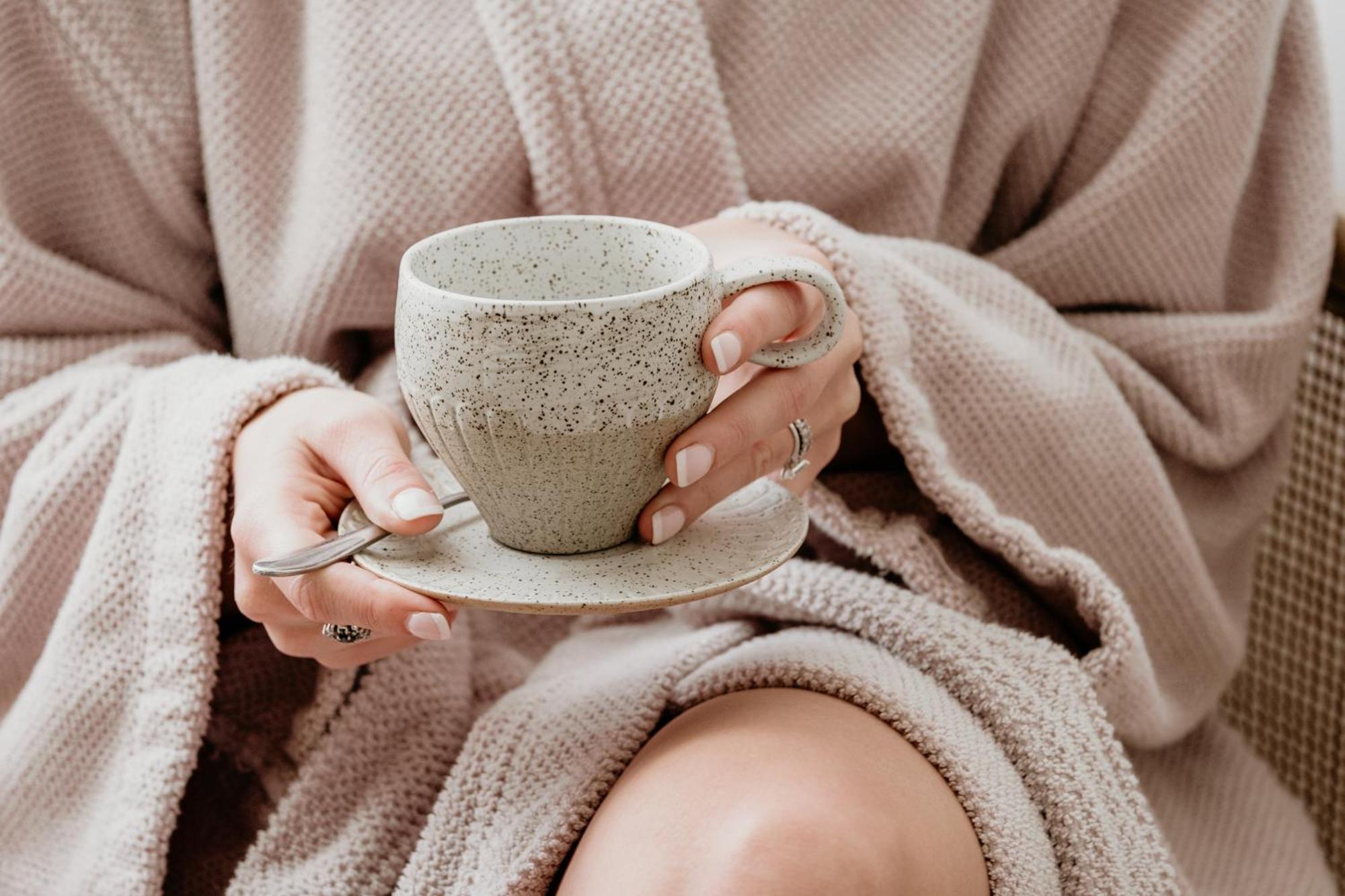 The Oak & Anchor Hotel Port Fairy Luaran gambar A woman holding a cup of coffee