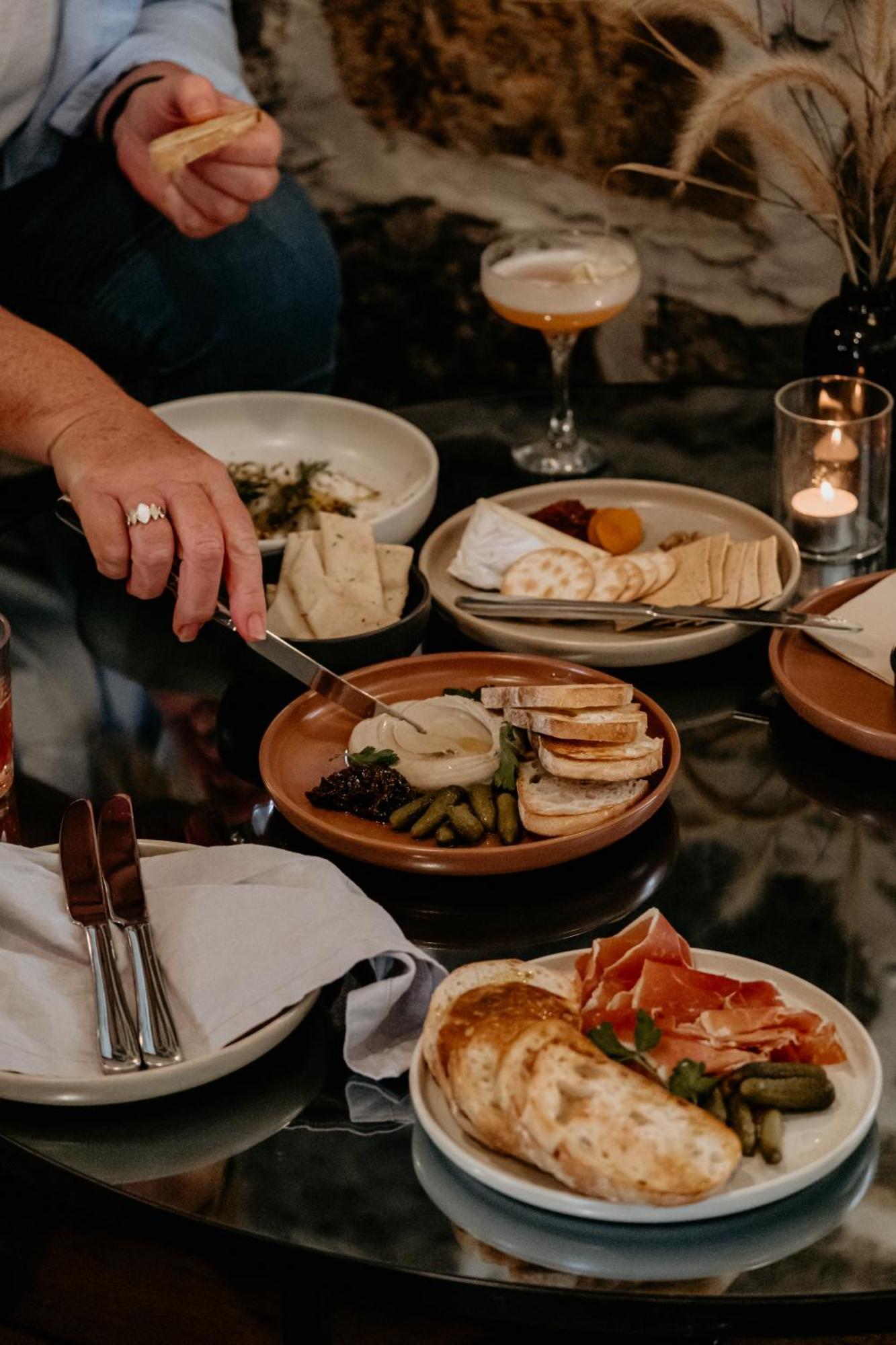 The Oak & Anchor Hotel Port Fairy Luaran gambar A cheese board