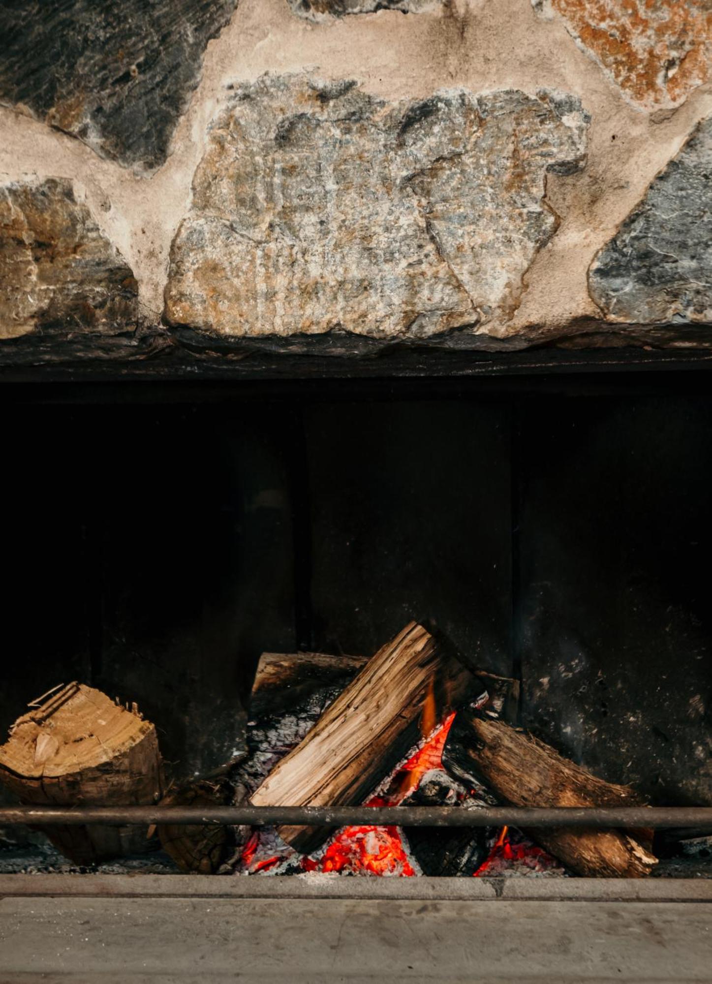 The Oak & Anchor Hotel Port Fairy Luaran gambar The interior of a wood-burning fireplace