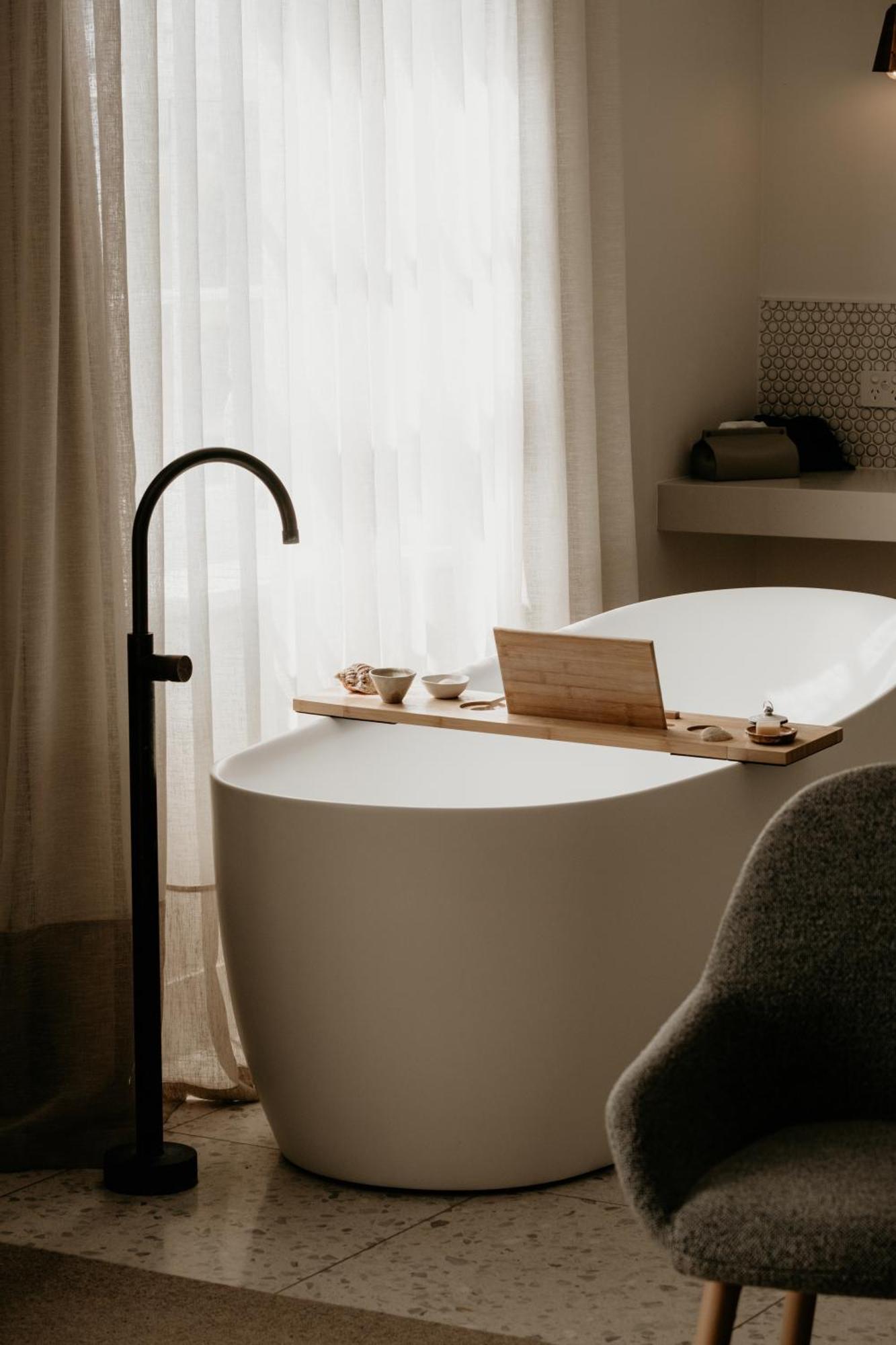 The Oak & Anchor Hotel Port Fairy Luaran gambar A freestanding bathtub