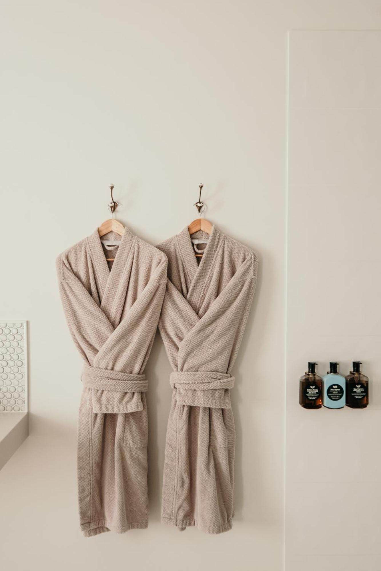The Oak & Anchor Hotel Port Fairy Luaran gambar Two bathrobes hanging on a wall