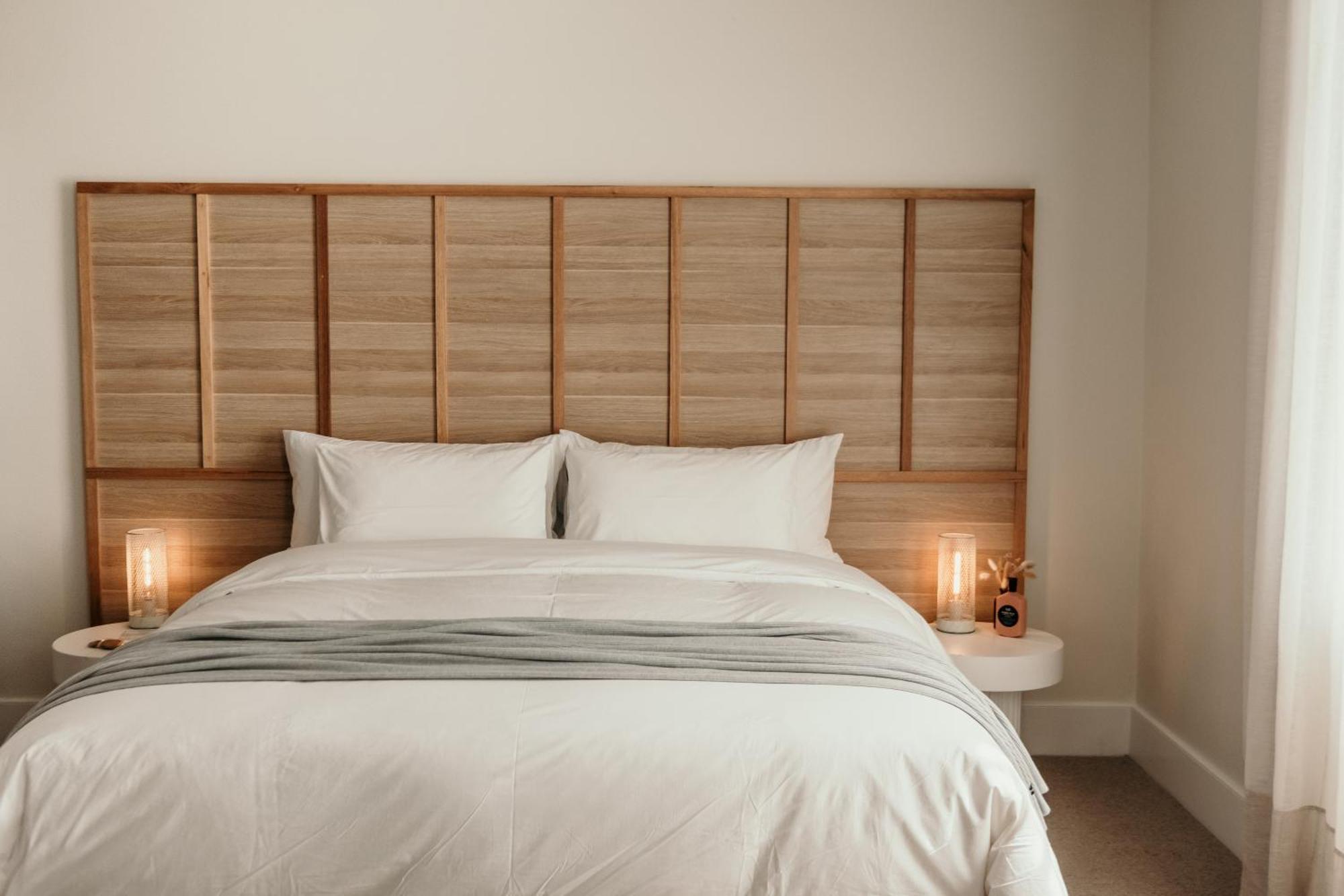 The Oak & Anchor Hotel Port Fairy Luaran gambar A bed with a headboard