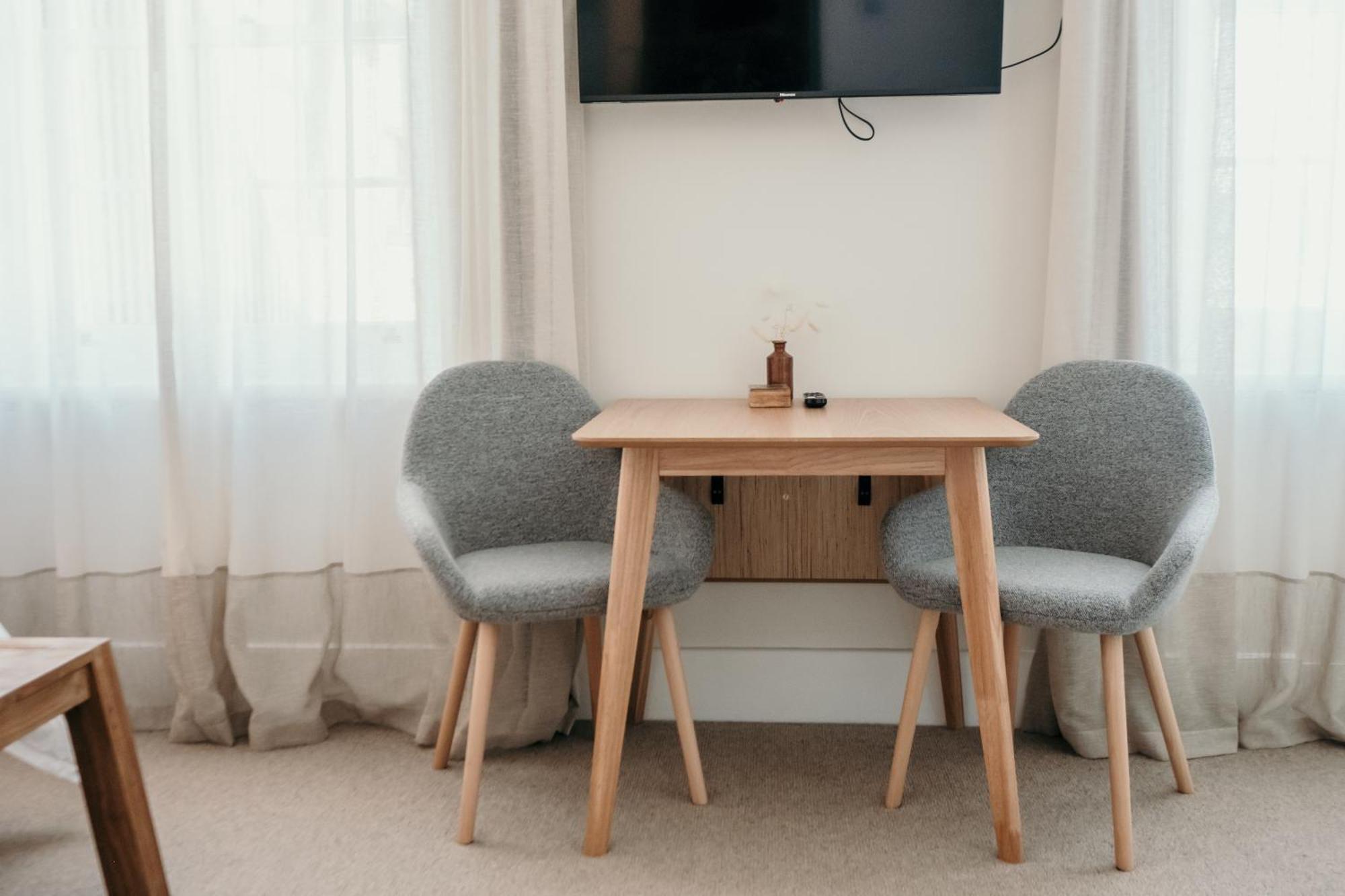 The Oak & Anchor Hotel Port Fairy Luaran gambar A small table with two chairs
