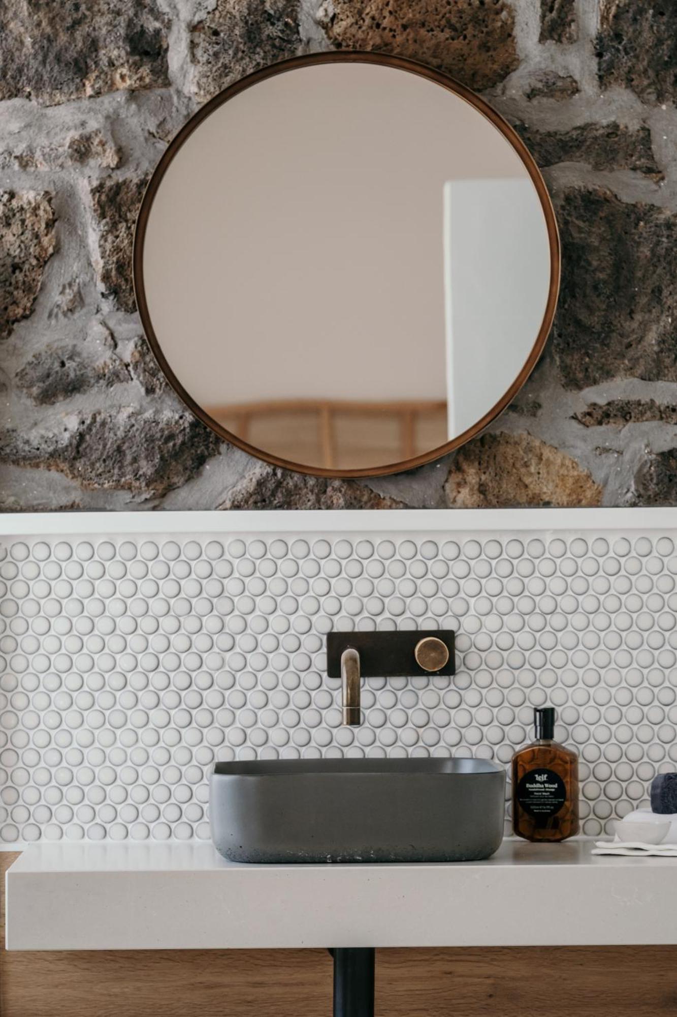 The Oak & Anchor Hotel Port Fairy Luaran gambar A bathroom with penny round tiles