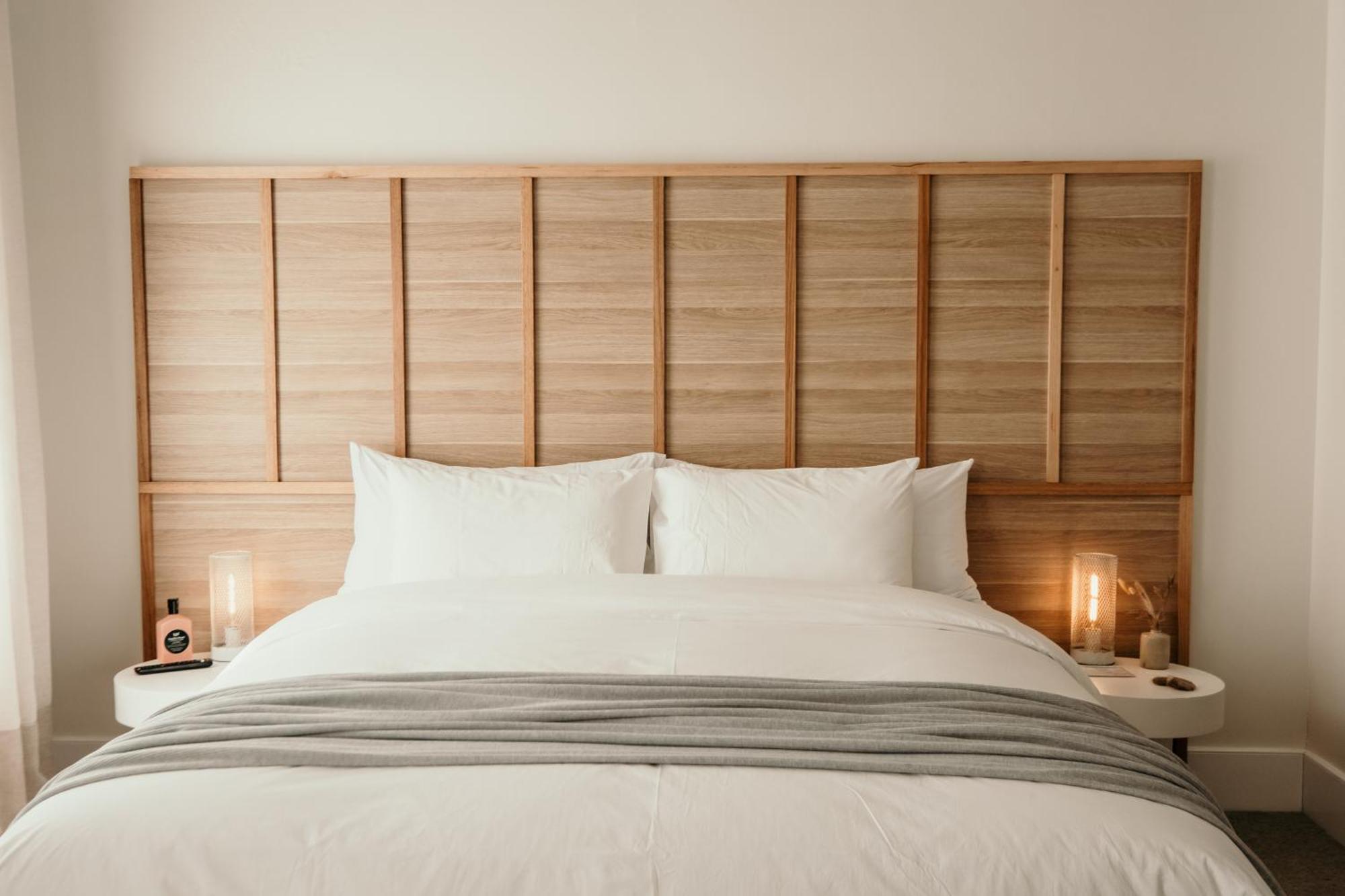 The Oak & Anchor Hotel Port Fairy Luaran gambar A bed with a headboard