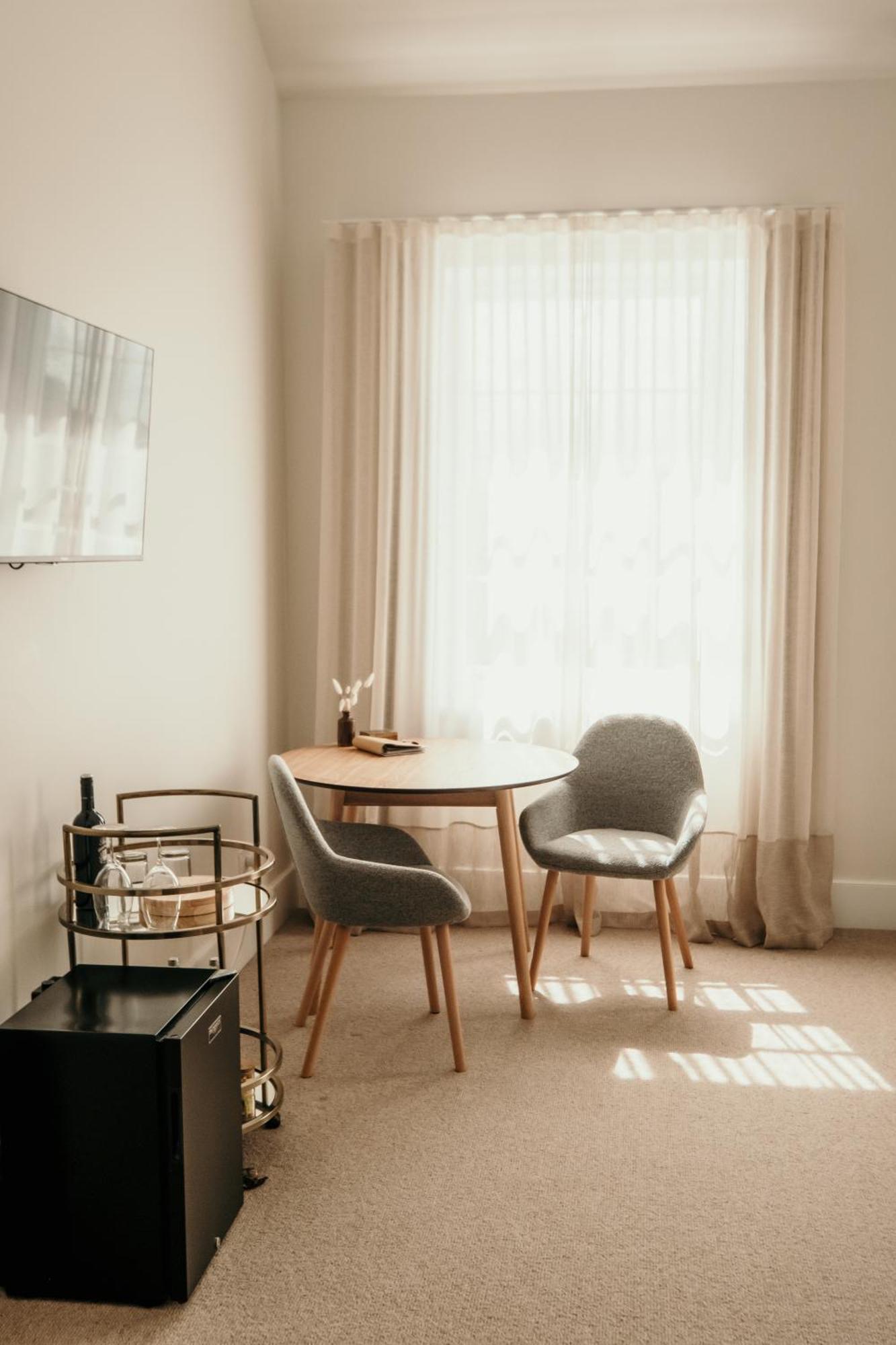 The Oak & Anchor Hotel Port Fairy Luaran gambar A room with a table and two chairs