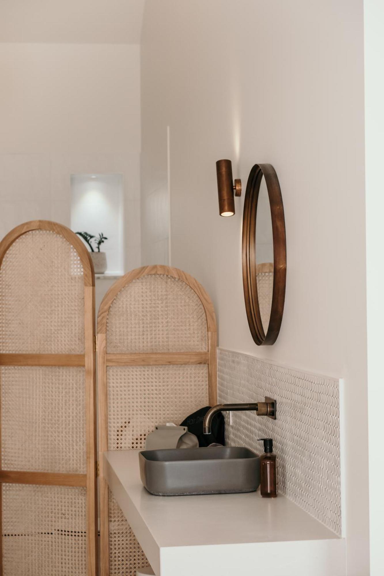 The Oak & Anchor Hotel Port Fairy Luaran gambar A wall-mounted mirror