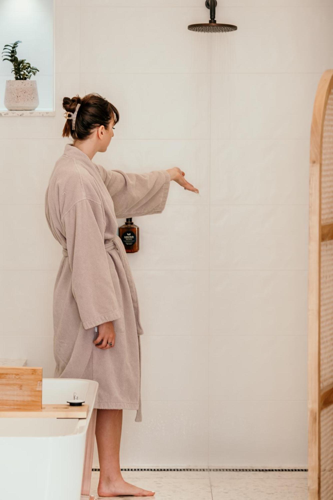 The Oak & Anchor Hotel Port Fairy Luaran gambar A woman wearing a bathrobe