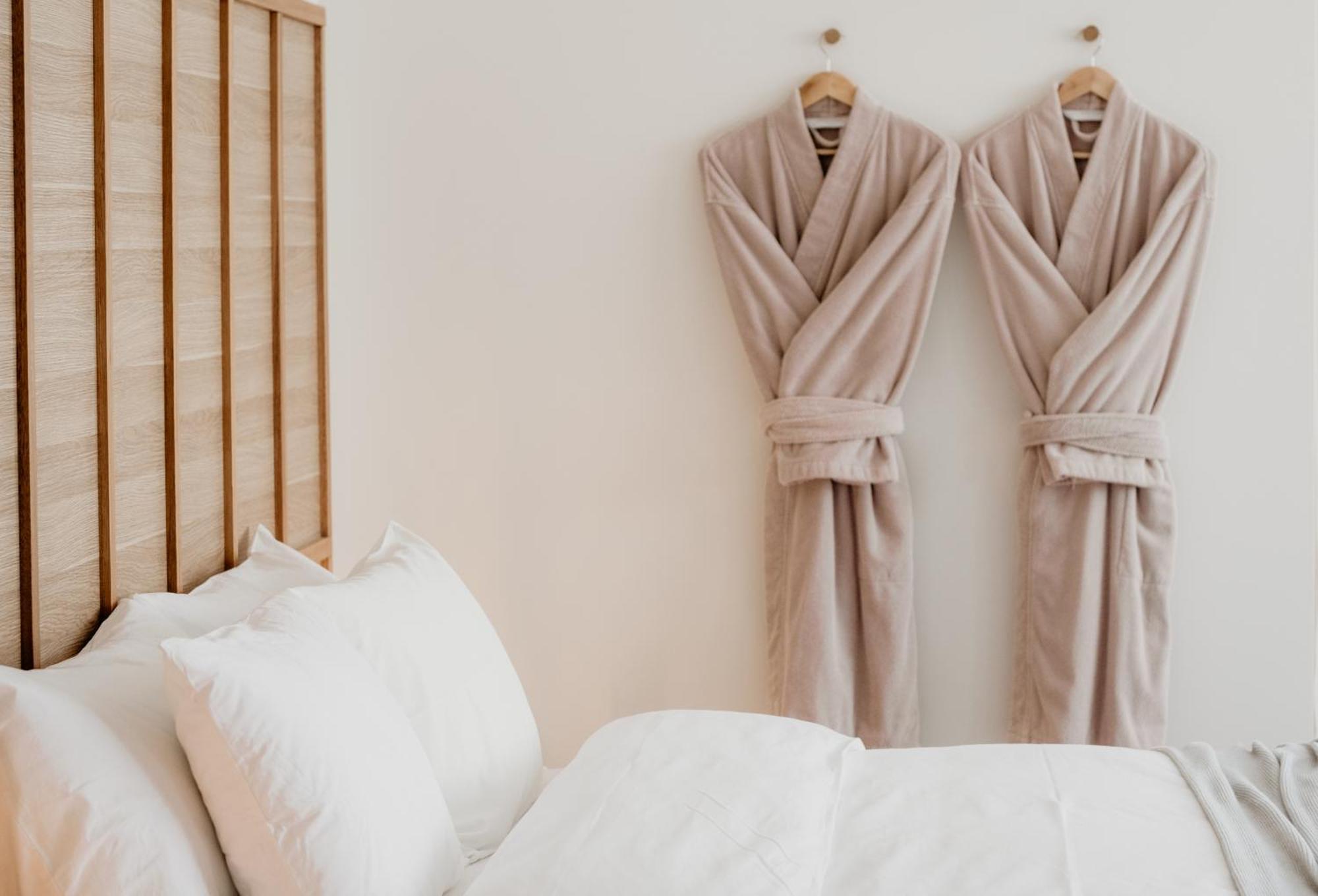 The Oak & Anchor Hotel Port Fairy Luaran gambar Two bathrobes hanging on a wall
