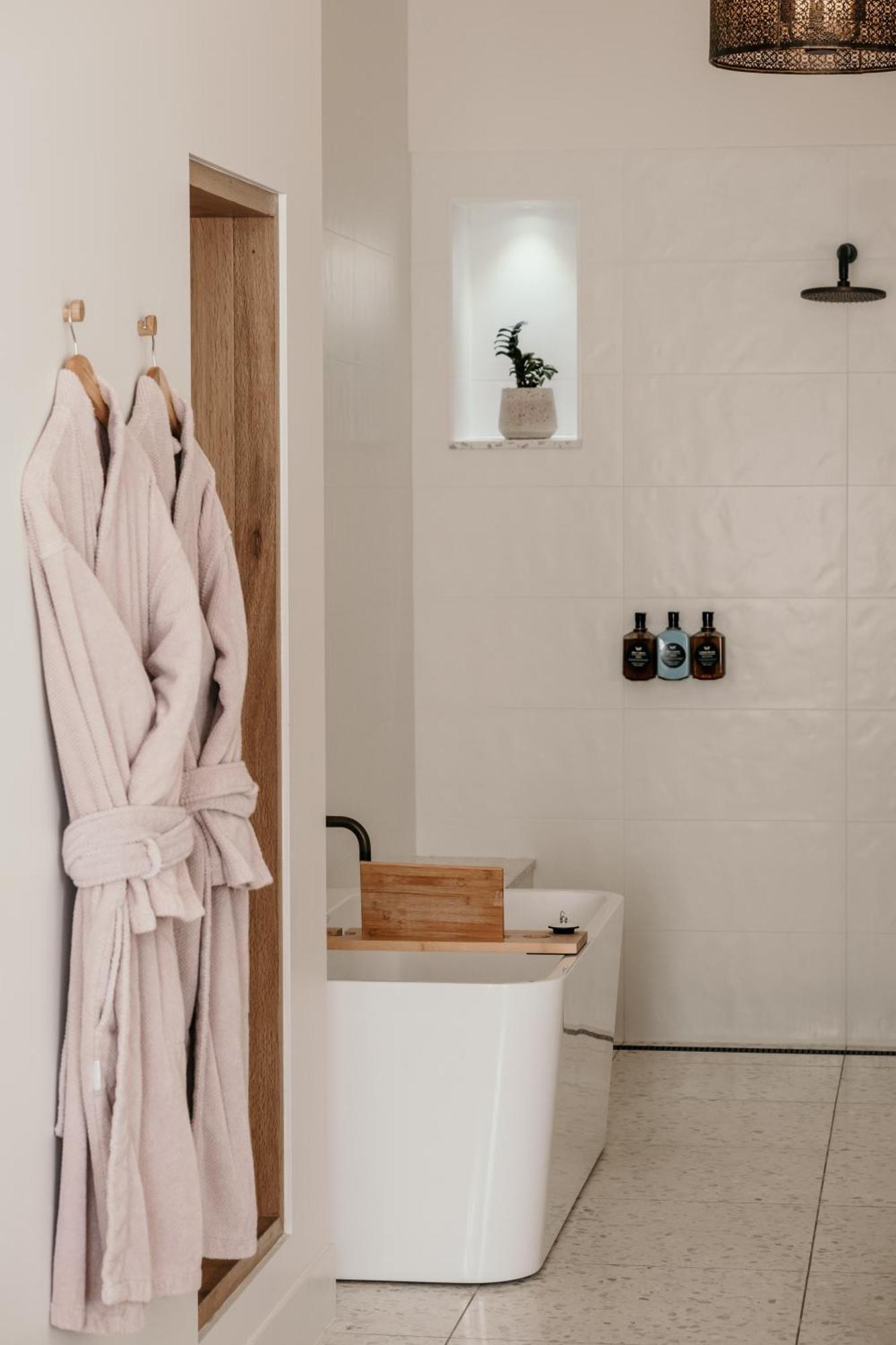 The Oak & Anchor Hotel Port Fairy Luaran gambar A bathrobe hanging on a bathroom door