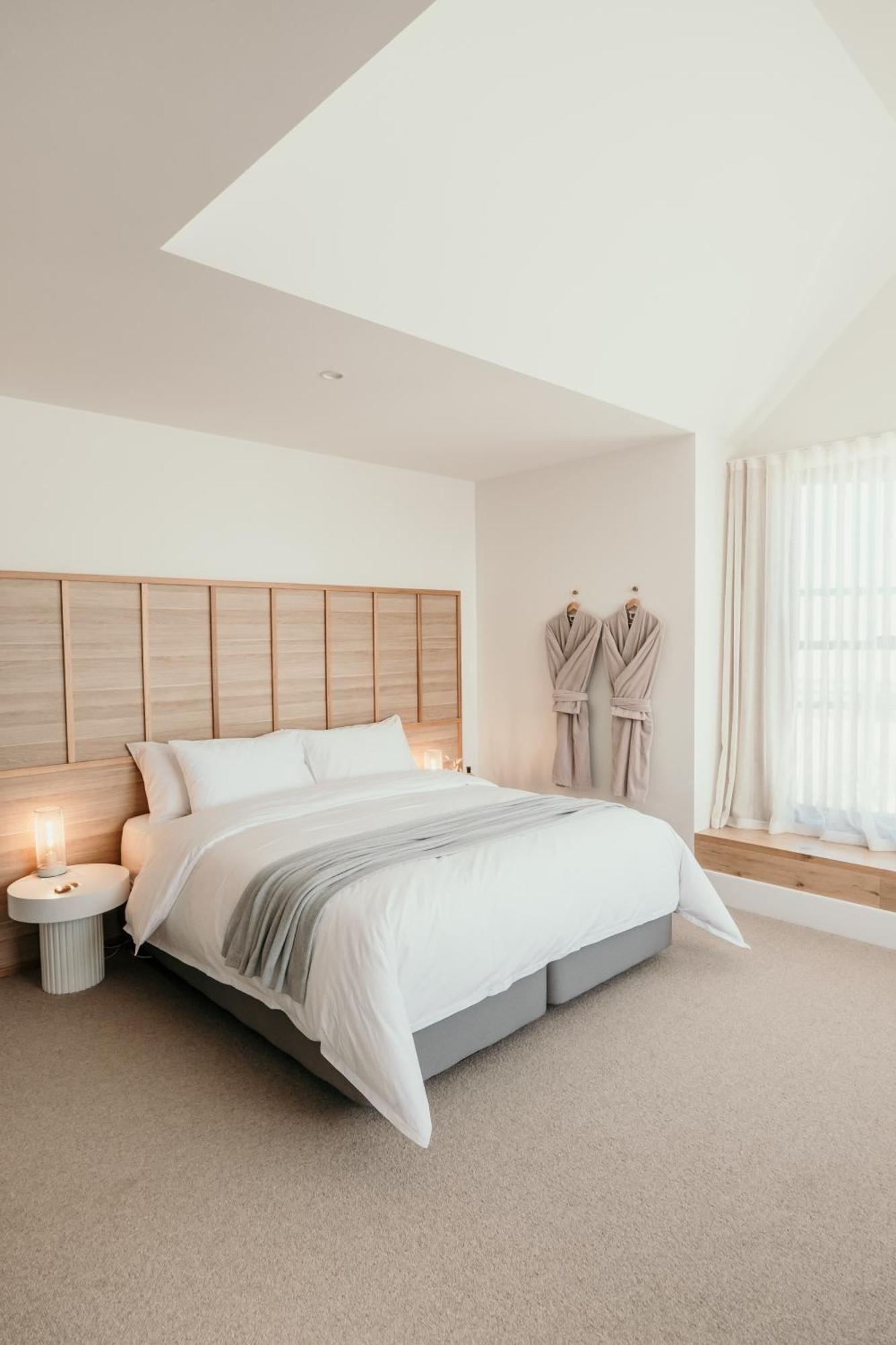 The Oak & Anchor Hotel Port Fairy Luaran gambar A bedroom at The Old Bank Hotel