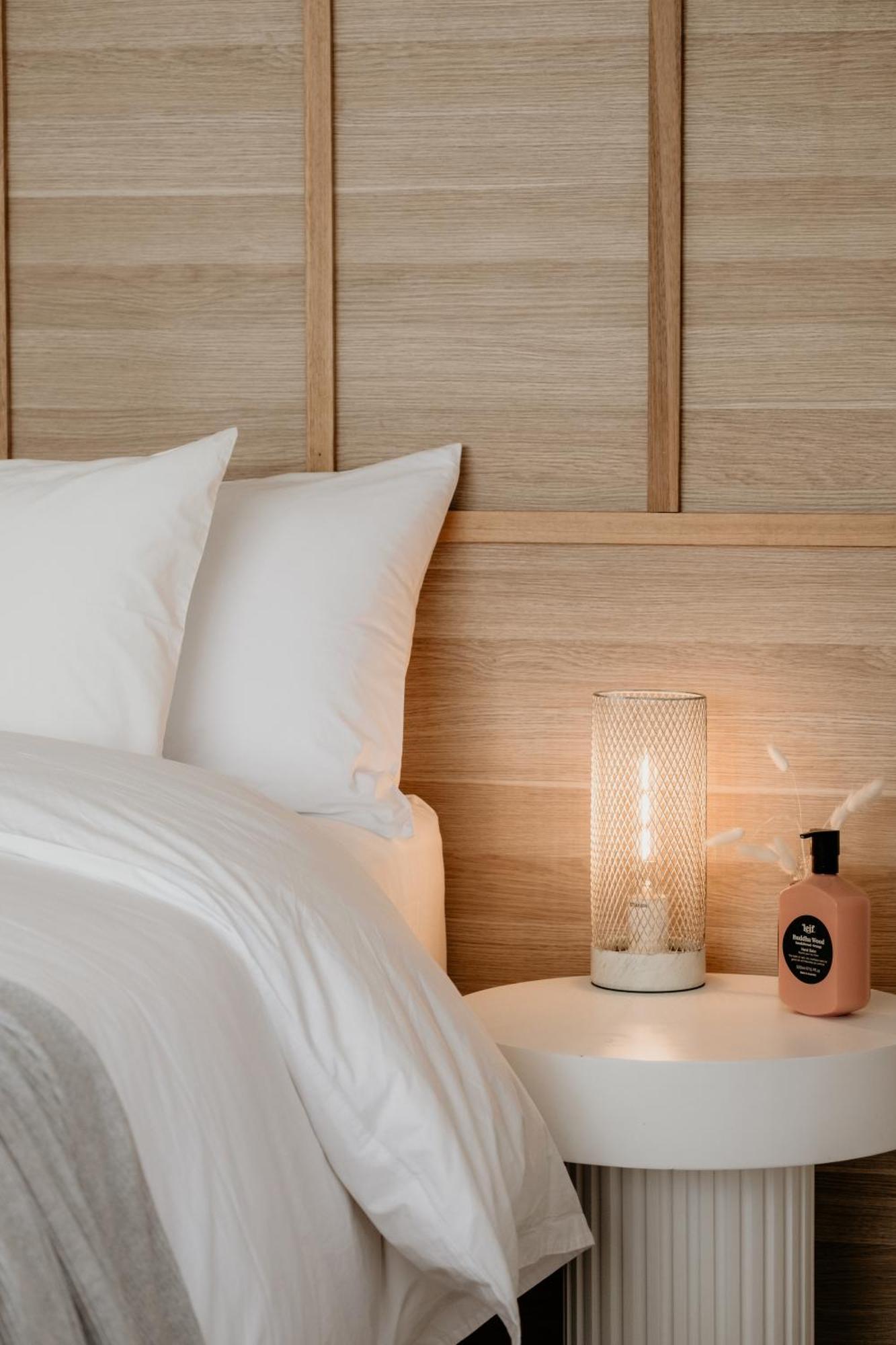 The Oak & Anchor Hotel Port Fairy Luaran gambar A candle lamp