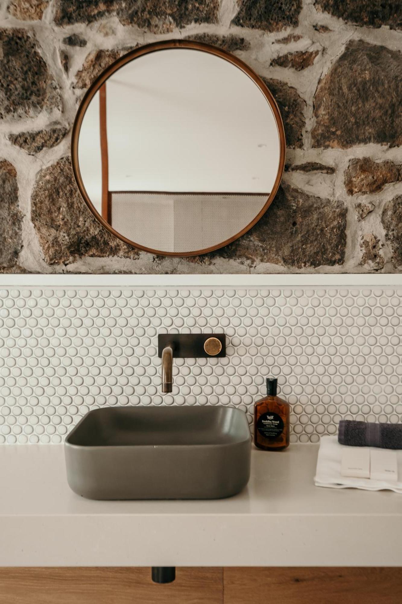 The Oak & Anchor Hotel Port Fairy Luaran gambar Bathroom with penny round tiles