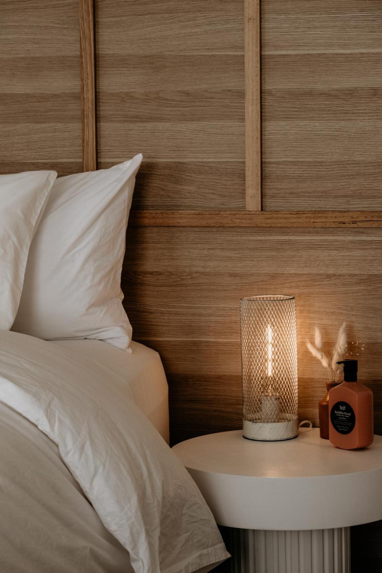 The Oak & Anchor Hotel Port Fairy Luaran gambar A lamp on a bedside table
