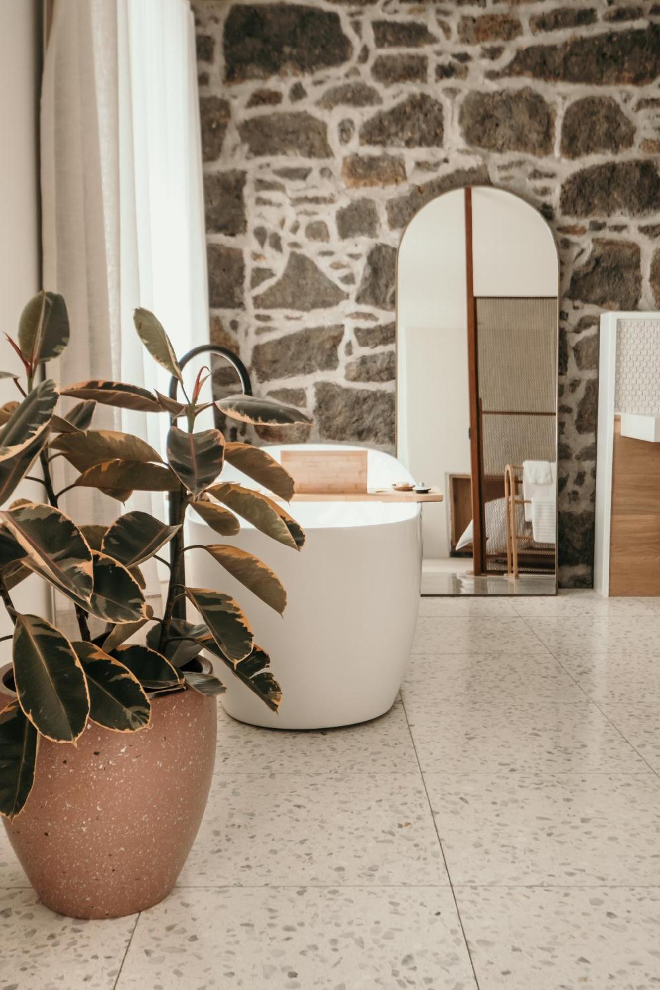 The Oak & Anchor Hotel Port Fairy Luaran gambar Bathroom with a freestanding bathtub