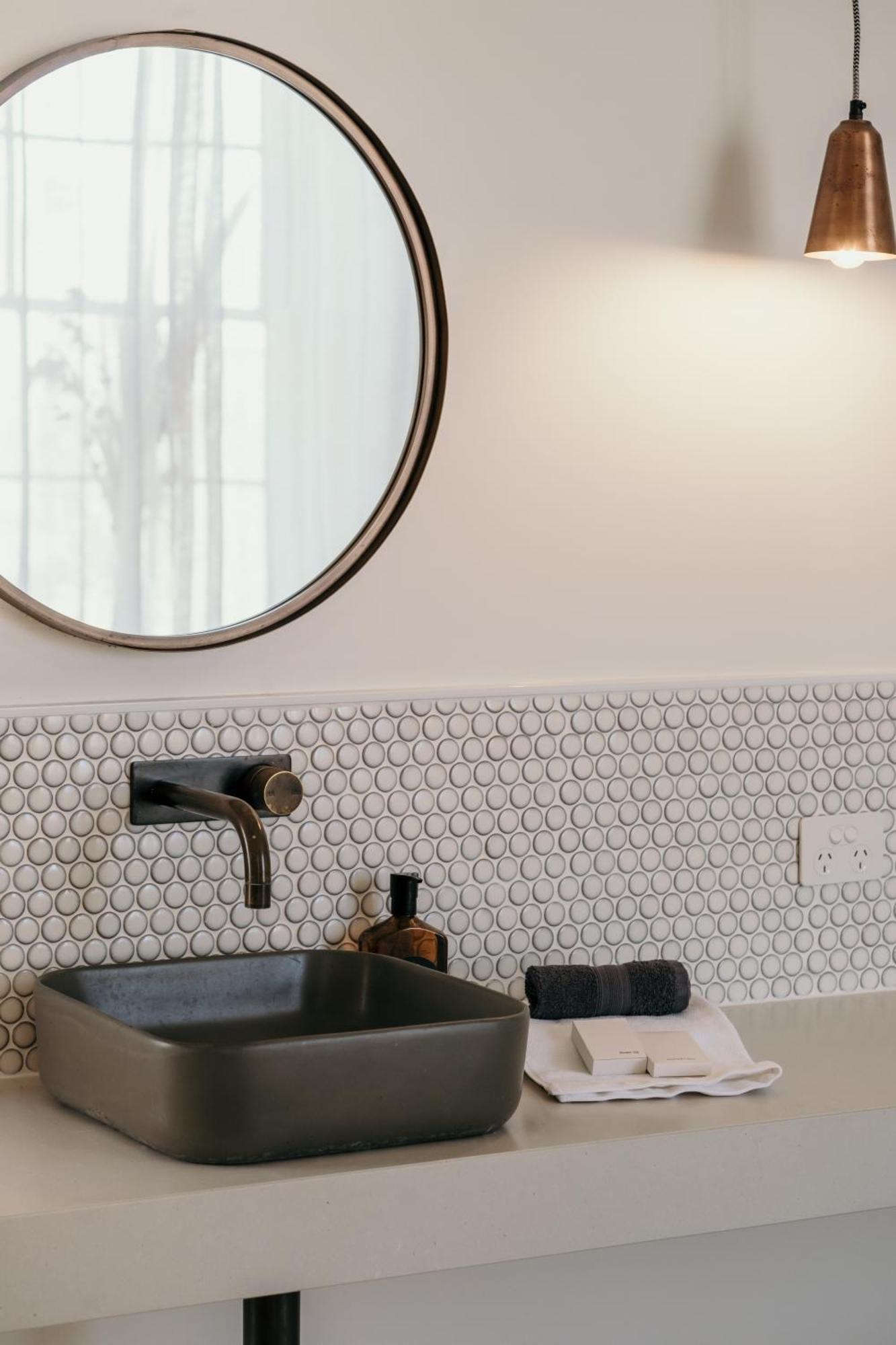 The Oak & Anchor Hotel Port Fairy Luaran gambar A bathroom with penny round tiles
