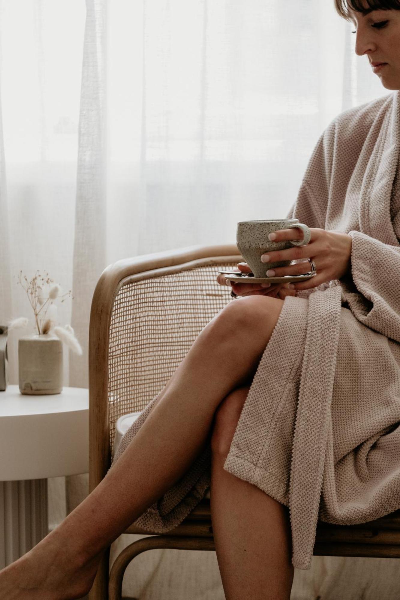 The Oak & Anchor Hotel Port Fairy Luaran gambar A woman wearing a bathrobe