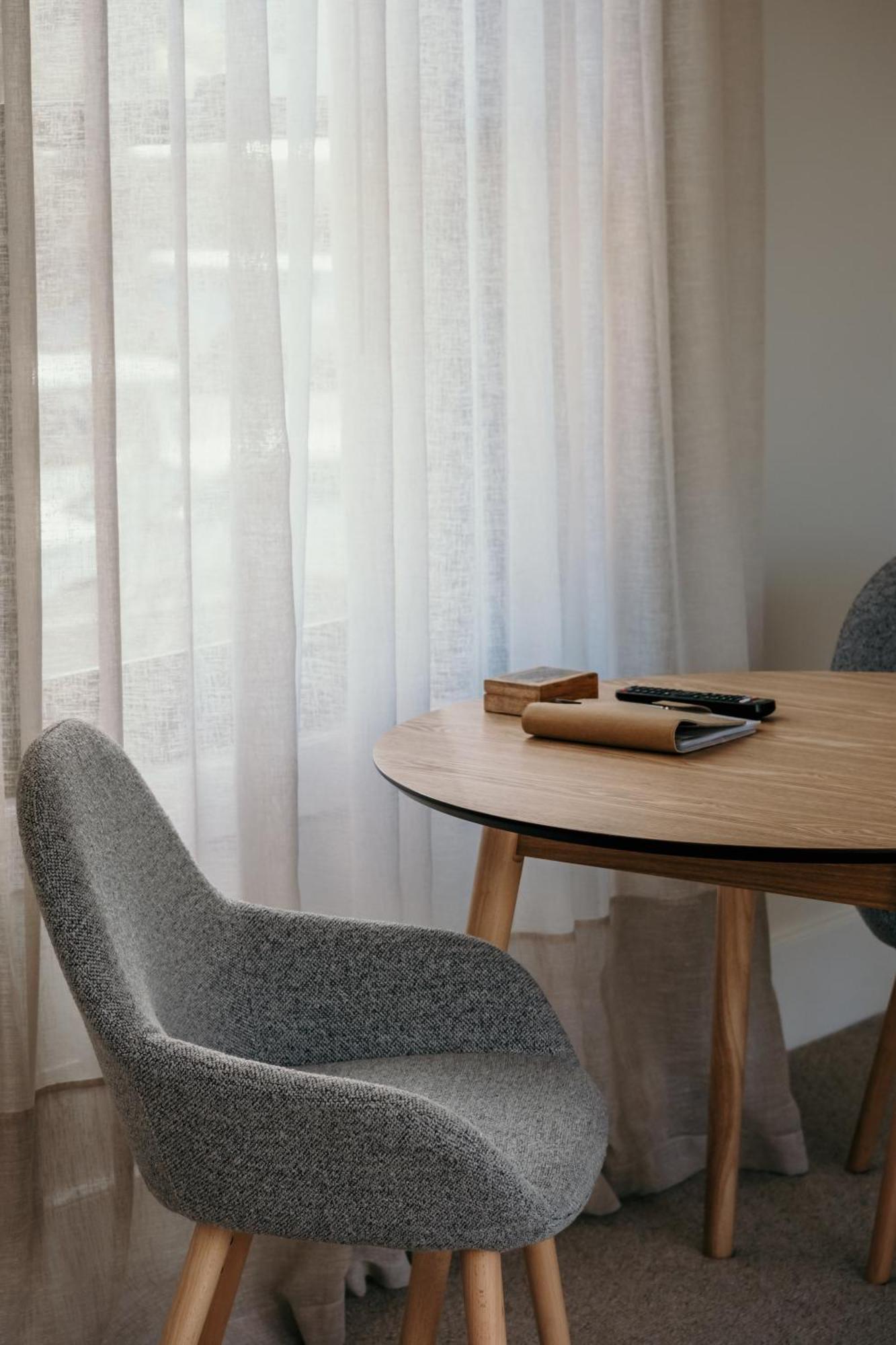 The Oak & Anchor Hotel Port Fairy Luaran gambar A curtain